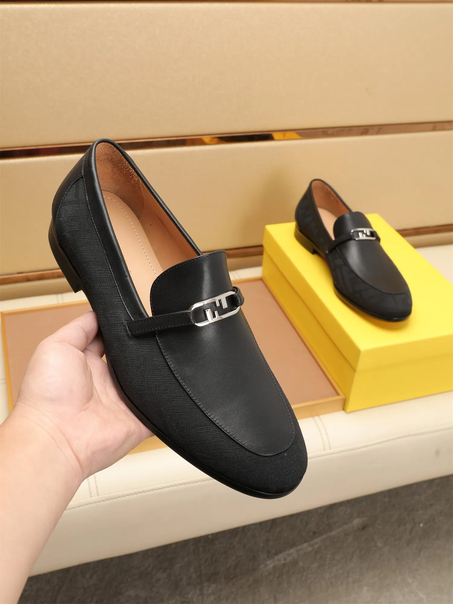 Men's shoes💰460 🕷🕷【FENDI】The latest men's formal leather shoes🇨🇳Classic series not to be missed💯The first layer is made of imported first-layer cowhide☘Original quality, the leather is smooth and delicate🎋Awesome version, perfect streamlined outline🍇Cowhide lining, size 38-44 (customized at 45.46)...